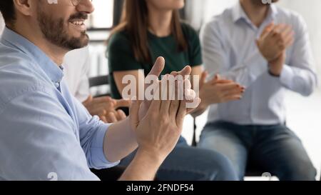 Braccia di pubblico applaudendo presentatore, ringraziando per il bene Foto Stock