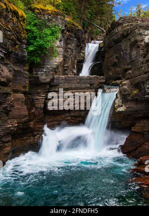 Le cascate di Saint Mary nel Glacier National Park sono un'attività da non fare per chiunque ama le belle cascate, i ruscelli cristallini e le affascinanti gole. Foto Stock