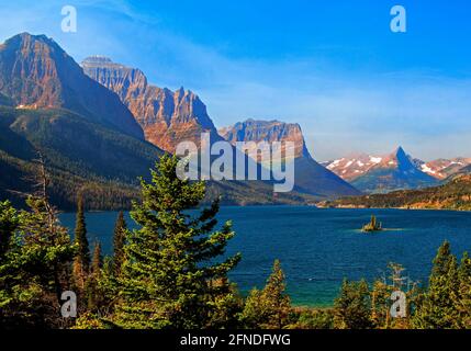 Wild Goose Island si trova all'interno del lago Saint Mary, il secondo lago più grande del Glacier National Park del Montana. Foto Stock