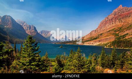 Wild Goose Island si trova all'interno del lago Saint Mary, il secondo lago più grande del Glacier National Park del Montana. Foto Stock