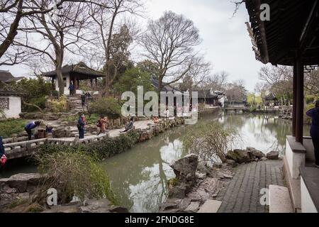 Una vista all'interno dell'umile Giardino dell'Amministratore a Suzhou, un sito patrimonio dell'umanità dell'UNESCO Foto Stock