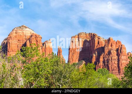 Vista di Cathedral Rock su un dal Red Rock Crossing Park. Sedona, Arizona, Stati Uniti. Foto Stock