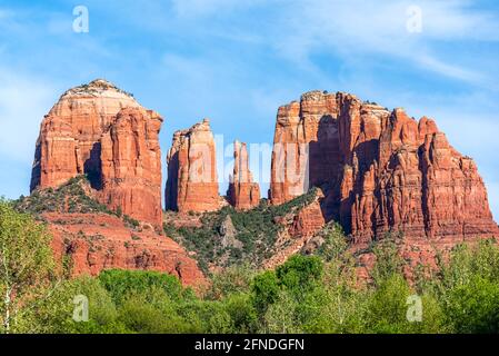 Vista di Cathedral Rock dal Red Rock Crossing Park. Sedona, Arizona, Stati Uniti. Foto Stock