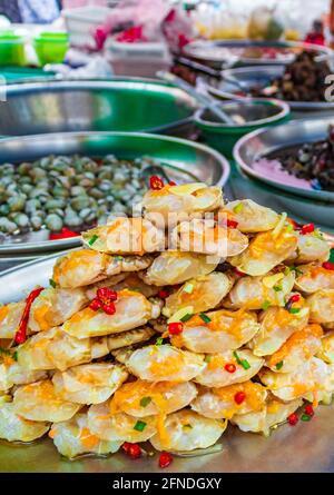 Selezione di frutti di mare Thai e cucina cinese nel vecchio mercato di Street food di China Town Bangkok Thailandia. Foto Stock