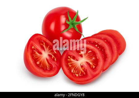 Pomodoro con fette isolate su sfondo bianco con percorso di ritaglio e profondità di campo completa. Foto Stock