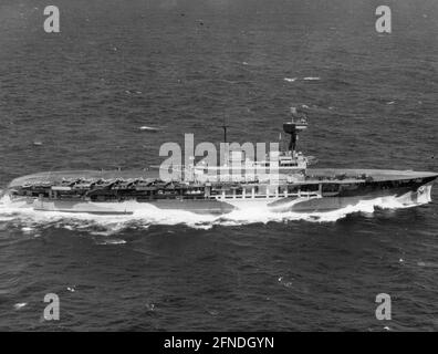 HMS Eagle at Sea Foto Stock