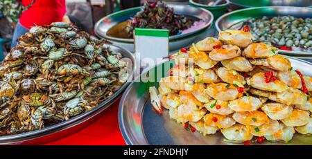 Selezione di frutti di mare Thai e cucina cinese nel vecchio mercato di Street food di China Town Bangkok Thailandia. Foto Stock