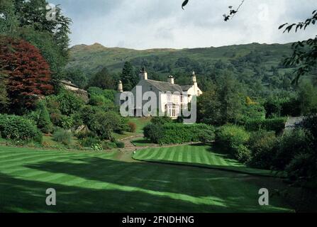 Rydal Mount casa del poeta inglese William Wordsworth con prati e giardini curati durante la fine dell'estate nel distretto del lago. foto d'epoca Foto Stock