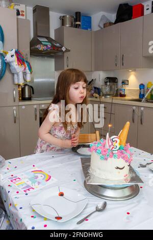 torta di compleanno della bambina con unicorno e palloncini Foto