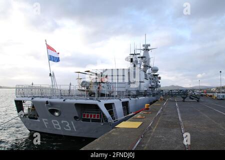 HNLMS Van Amstel (F831), fregata polivalente di classe Karel Doorman gestita dalla Royal Netherlands Navy, presso il molo di Fairlie sul Firth of Clyde. Nella foto è anche raffigurato l'elicottero della fregata, un NH Industries NH-90NFH, con il numero di serie N 110. La fregata è sul Clyde per partecipare agli esercizi militari Strike Warrior, Joint Warrior 21-1, e formidabile Shield 2021. Foto Stock