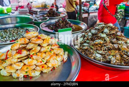 Selezione di frutti di mare Thai e cucina cinese nel vecchio mercato di Street food di China Town Bangkok Thailandia. Foto Stock