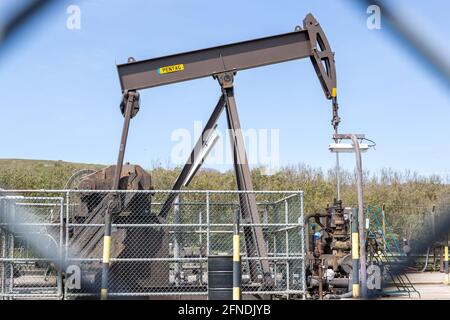 Perenco's Kimmeridge Wellsite, pompa a fascio singolo o "asino nodding", Wytch Farm Oil Field, Kimmeridge Bay, Isle of Purbeck, Jurassic Coast, Dorset, REGNO UNITO Foto Stock