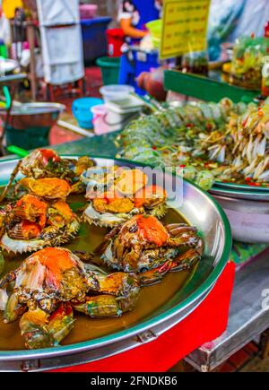 Selezione di frutti di mare Thai e cucina cinese nel vecchio mercato di Street food di China Town Bangkok Thailandia. Foto Stock