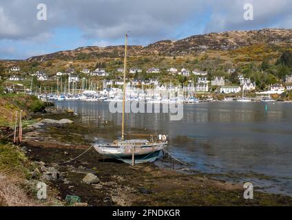 Soleggiata mattina di primavera nel porto di Tarbert, Penisola di Kintyre, Argyll, Scozia. Foto Stock