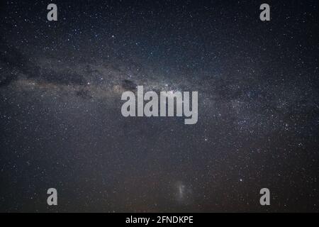 Il cielo notturno con la Via Lattea e la Nuvola Magellanica si ruppe nella Hunter Region, NSW, Australia. Foto Stock