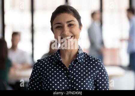 Ritratto aziendale di felice leader del team imprenditoriale femminile indiano Foto Stock