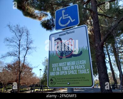 Primo piano di un cartello che indica che i cani devono indossare sempre un guinzaglio nel Rogers-Smith Park a Pleasant Hill California, 9 gennaio 2021. () Foto Stock