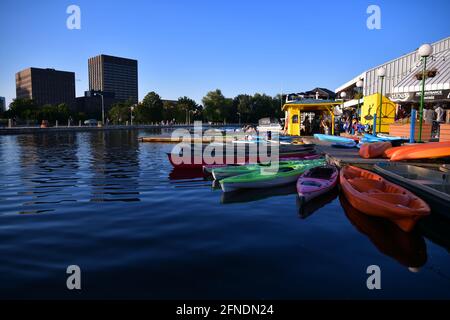 I turisti navigano su barche e canoe noleggiate e kayak sul lago Dow's, Ottawa, Ontario, Canada Foto Stock