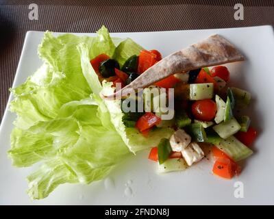 Piatto di insalata greca in un ristorante resort a Eagle Point, Batangas, Lozon, Filippine Foto Stock