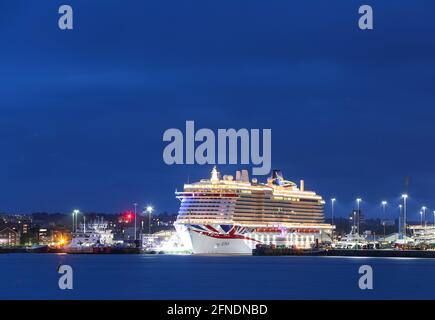 Southampton, Hampshire, Regno Unito. 16 maggio 2021. Nuova nave da crociera P&o Iona durante la cerimonia di nomina a Southampton Docks. Con una lunghezza di 344 metri, Iona è la più grande nave da crociera della Gran Bretagna. Credit Stuart Martin/Alamy Live News Foto Stock