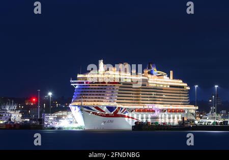 Southampton, Hampshire, Regno Unito. 16 maggio 2021. Nuova nave da crociera P&o Iona durante la cerimonia di nomina a Southampton Docks. Con una lunghezza di 344 metri, Iona è la più grande nave da crociera della Gran Bretagna. Credit Stuart Martin/Alamy Live News Foto Stock