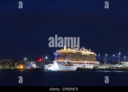 Southampton, Hampshire, Regno Unito. 16 maggio 2021. Nuova nave da crociera P&o Iona durante la cerimonia di nomina a Southampton Docks. Con una lunghezza di 344 metri, Iona è la più grande nave da crociera della Gran Bretagna. Credit Stuart Martin/Alamy Live News Foto Stock