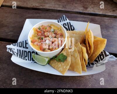 Primo piano dell'Impossible Foods chorizo con patatine di tortilla e lime al Gott's Roadside Restaurant a Walnut Creek, California, 4 febbraio 2021. () Foto Stock