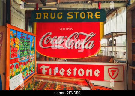 Orcutt, Contea di Santa Barbara, California, 15 maggio 2021. Vintage Coca-Cola segno da un vecchio Drug Store in un piccolo negozio di antiquariato a Orcutt, Santa Barbara Foto Stock