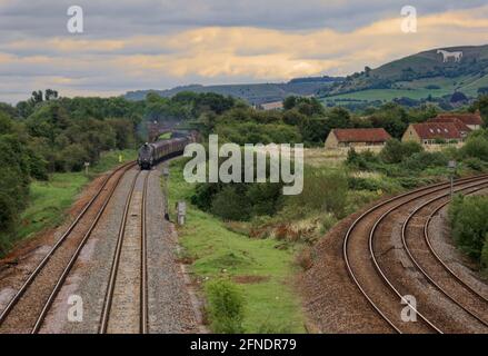 Treno a vapore che lascia il cavallo bianco di Westbury Foto Stock