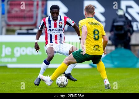 TILBURG, PAESI BASSI - 16 MAGGIO: Derrick Kohn di Willem II e Zian Flemming di Fortuna Sittard durante la partita Eredivisie tra Willem II e Fortuna Sittard a Koning Willem II Stadion il 16 maggio 2021 a Tilburg, Paesi Bassi (Foto di Geert van Erven/Orange Pictures) Foto Stock