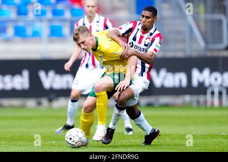 TILBURG, PAESI BASSI - MAGGIO 16: Fiammingo di Fortuna Sittard e Dries Saddiki di Willem II battaglia per il possesso durante la partita Eredivisie tra Willem II e Fortuna Sittard a Koning Willem II Stadion il 16 maggio 2021 a Tilburg, Paesi Bassi (Foto di Geert van Erven/Orange Pictures) Foto Stock