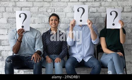 Felice candidata indiana candidata vincitrice della competizione per lavoro Foto Stock