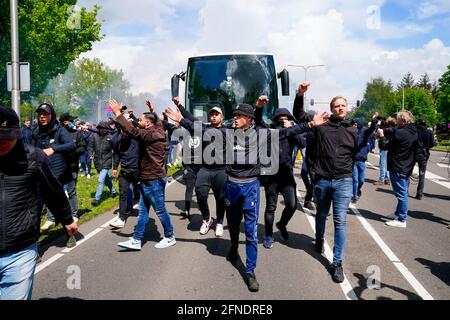 TILBURG, PAESI BASSI - 16 MAGGIO: I fan di Willem II camminano di fronte all'autobus con la squadra di Willem II durante la partita Eredivisie tra Willem II e Fortuna Sittard al Koning Willem II Stadion il 16 maggio 2021 a Tilburg, Paesi Bassi (Foto di Geert van Erven/Orange Pictures) Foto Stock