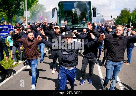 TILBURG, PAESI BASSI - 16 MAGGIO: I fan di Willem II camminano di fronte all'autobus con la squadra di Willem II durante la partita Eredivisie tra Willem II e Fortuna Sittard al Koning Willem II Stadion il 16 maggio 2021 a Tilburg, Paesi Bassi (Foto di Geert van Erven/Orange Pictures) Foto Stock