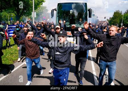 TILBURG, PAESI BASSI - 16 MAGGIO: I fan di Willem II camminano di fronte all'autobus con la squadra di Willem II durante la partita Eredivisie tra Willem II e Fortuna Sittard al Koning Willem II Stadion il 16 maggio 2021 a Tilburg, Paesi Bassi (Foto di Geert van Erven/Orange Pictures) Foto Stock