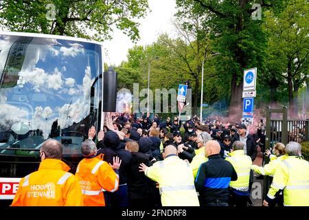 TILBURG, PAESI BASSI - 16 MAGGIO: L'autobus con la squadra di Willem II arriva mentre i fan di Willem II li salutano durante la partita Eredivisie tra Willem II e Fortuna Sittard al Koning Willem II Stadion il 16 maggio 2021 a Tilburg, Paesi Bassi (Foto di Geert van Erven/Orange Pictures) Foto Stock