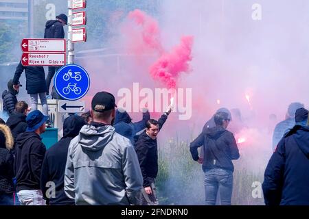 TILBURG, PAESI BASSI - MAGGIO 16: I fan di Willem II stanno accendendo le torce da fuoco durante la partita Eredivisie tra Willem II e Fortuna Sittard al Koning Willem II Stadion il 16 maggio 2021 a Tilburg, Paesi Bassi (Foto di Geert van Erven/Orange Pictures) Foto Stock