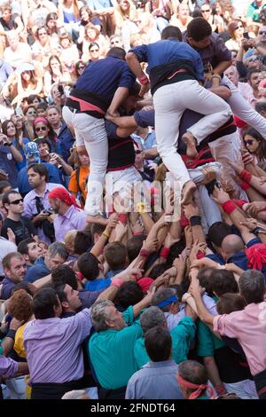 Tarragona, Spagna, 19 settembre 2019 - i Castelli rivali costruiscono la torre umana comune Foto Stock