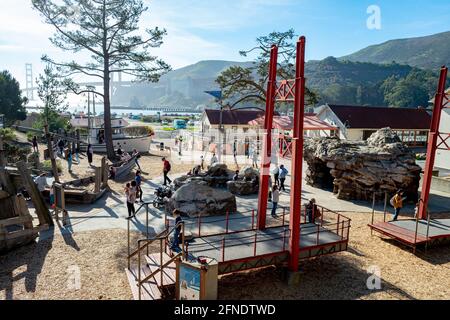 Foto ad alto angolo della Lookout Cove al Bay Area Discovery Museum, con il Golden Gate Bridge e le colline visibili sullo sfondo, a Sausalito, California, 16 gennaio 2021. () Foto Stock