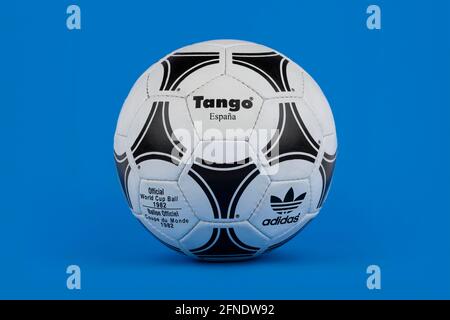 Un pallone da calcio Adidas Tango Espana rilasciato per la Coppa del mondo FIFA 1982, girato su sfondo blu. Foto Stock