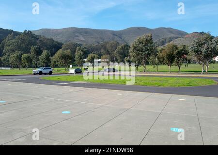 Fotografia del parcheggio di fronte al Bay Area Discovery Museum con le colline sullo sfondo, a Sausalito, California, 16 gennaio 2021. () Foto Stock