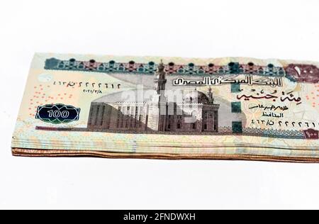 Lato opposto della banconota da 100 LE cento sterline egiziane presenta la moschea Sultan Hassan, focus selettivo della fattura di denaro contante egiziana Foto Stock
