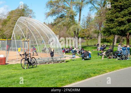 Il primo giorno di primavera nella zona della baia di San Francisco, Danville, California, le persone sono visibili per assistere a una piccola partita di baseball di serie a Osage Station Park, 20 marzo 2021. () Foto Stock