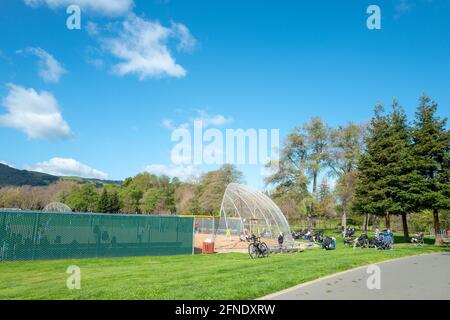 Il primo giorno di primavera nella zona della baia di San Francisco, Danville, California, le persone sono visibili per assistere a una piccola partita di baseball di serie a Osage Station Park, 20 marzo 2021. () Foto Stock