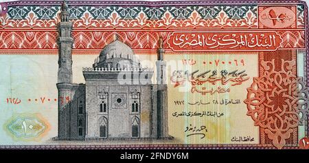 Un frammento del lato opposto di un vecchio numero di banconote egiziane da 10 sterline, con un'immagine della moschea al Rifa'i Cairo, Egitto, non circolante più, v Foto Stock