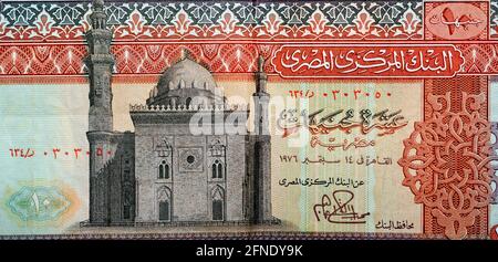 Un frammento del lato opposto di un vecchio numero di banconote egiziane da 10 sterline, con un'immagine della moschea al Rifa'i Cairo, Egitto, non circolante più, v Foto Stock