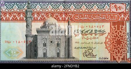 Un frammento del lato opposto di un vecchio numero di banconote egiziane da 10 sterline, con un'immagine della moschea al Rifa'i Cairo, Egitto, non circolante più, v Foto Stock