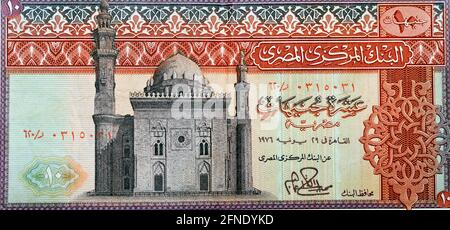 Un frammento del lato opposto di un vecchio numero di banconote egiziane da 10 sterline, con un'immagine della moschea al Rifa'i Cairo, Egitto, non circolante più, v Foto Stock