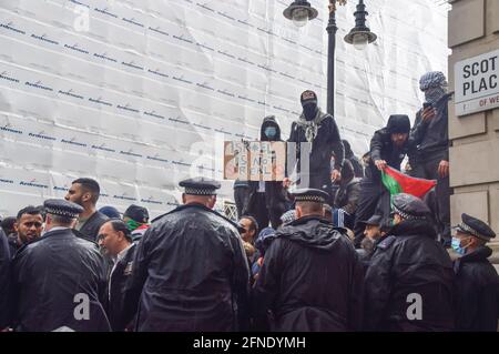 Londra, Regno Unito. 16 maggio 2021. I manifestanti si confrontano con la polizia a Whitehall durante la manifestazione pro-Palestina.i manifestanti si sono riuniti nel centro di Londra per il secondo giorno del fine settimana a sostegno della Palestina, mentre le tensioni tra Israele e Palestina si intensificavano. Credit: SOPA Images Limited/Alamy Live News Foto Stock
