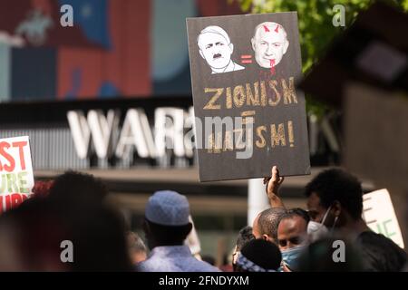 Seattle, Stati Uniti. 16 maggio 2021. A metà giornata una protesta contro la Palestina libera alla quarta navata del centro dopo lo scoppio dei combattimenti a Gaza. Credit: James Anderson/Alamy Live News Foto Stock